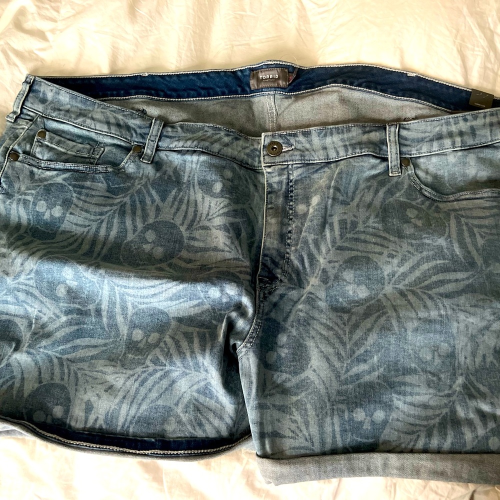 Torrid Monday Blues Print shorts (5)